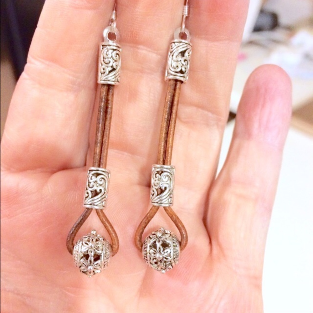 leather and silver earrings - Picture 2 of 3